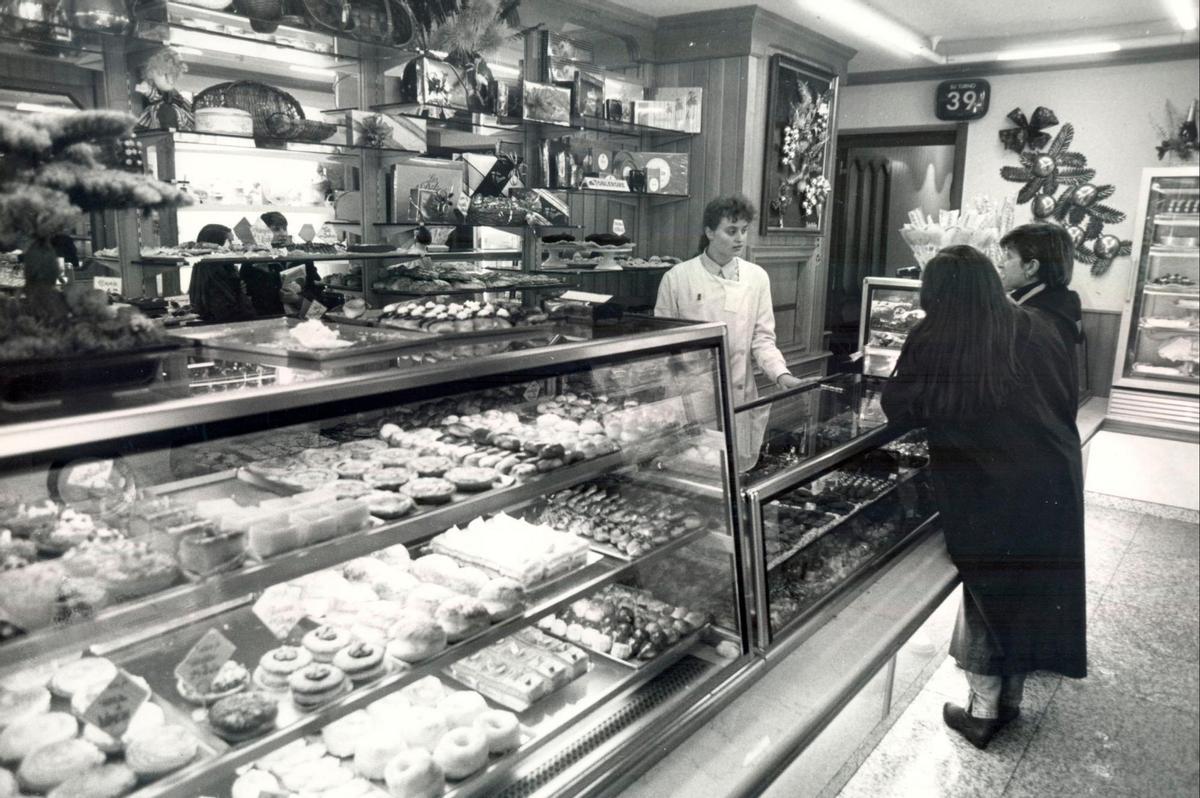 Interior de la pastelería Casa Mora en el n.º 50 de la rúa do Vilar, en 1992, diez años antes del cierre, que se produjo en 2002. Foto: Tono Arias