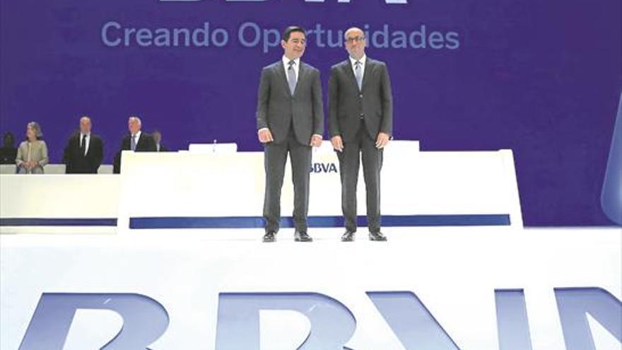 Torres salva la junta del BBVA gracias a la renuncia de González