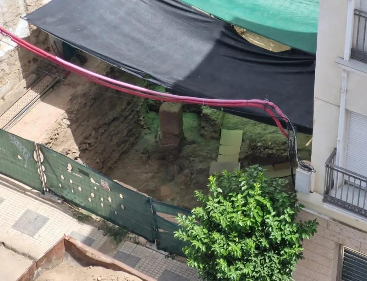 Vista general de la parcela donde han aparecido la necrópolis cristiana, una antigua vía romana y una cloaca.