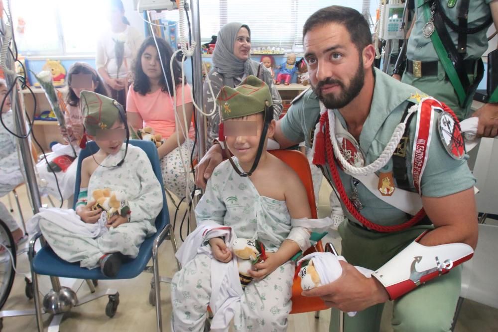 Visita de la Legión a los niños ingresados en el Hospital Materno.