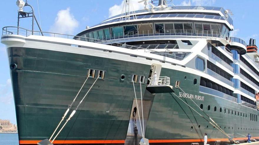 Das Expeditionsschiff &quot;Seabourn Pursuit&quot; im Hafen von Palma.