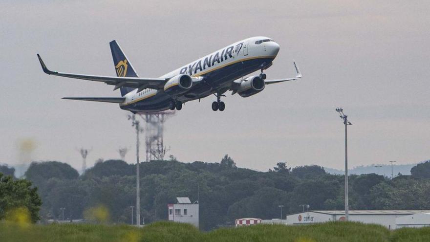 Un avió Ryanair s’enlaira a l’Aeroport de Girona. | DAVID APARICIO