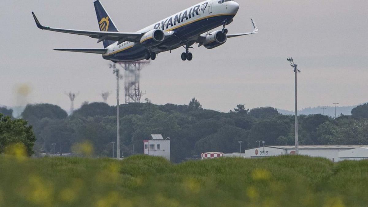 Un avió Ryanair s’enlaira a l’Aeroport de Girona. | DAVID APARICIO