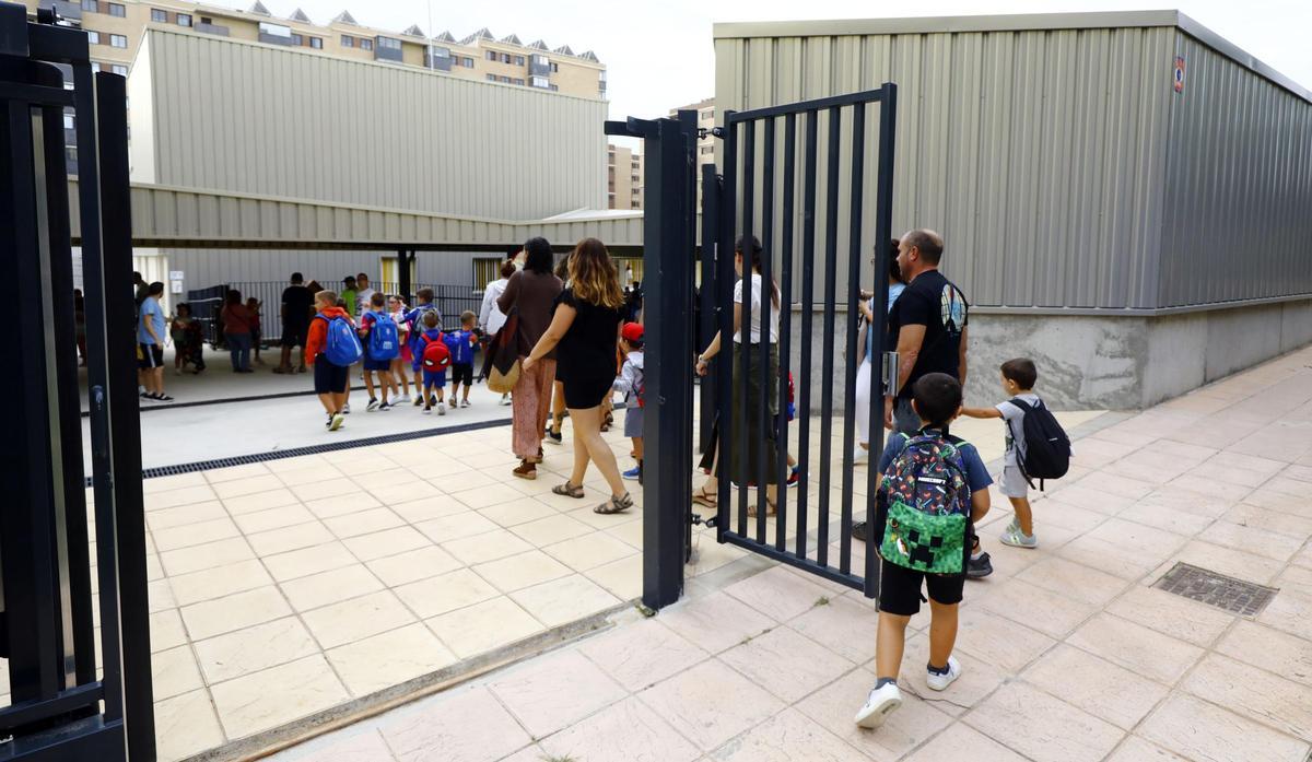 Niños entran a un colegio de Zaragoza, en una imagen de archivo.