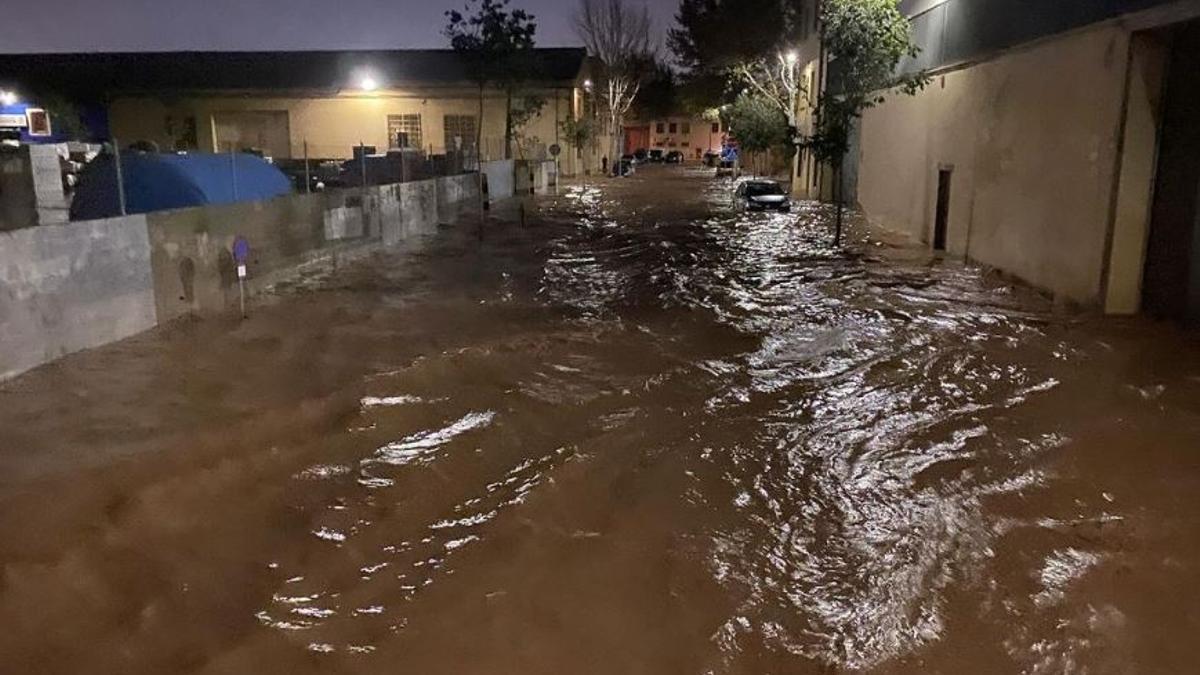 El barranco se desbordó a su paso por Picanya e inundó el pueblo.