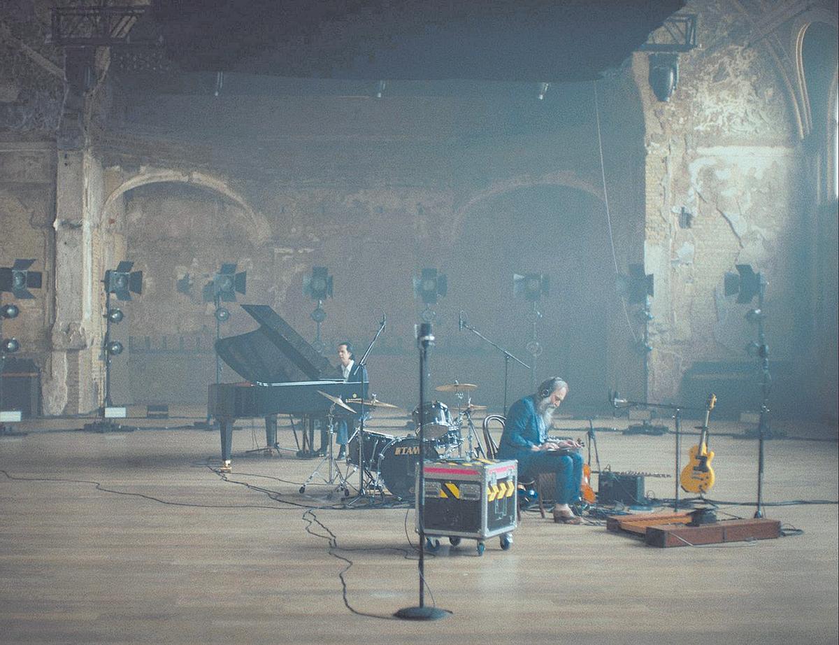 Nick Cave, al fondo, con Warren Ellis en una escena del documental 'This much I know to be true'.