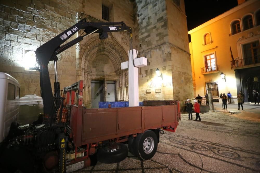 Los operarios han comenzado a las cuatro de la mañana cortando la cruz desde la base con la Guardia Civil impidiendo el paso a vecinos  en contra y a favor de la intervención