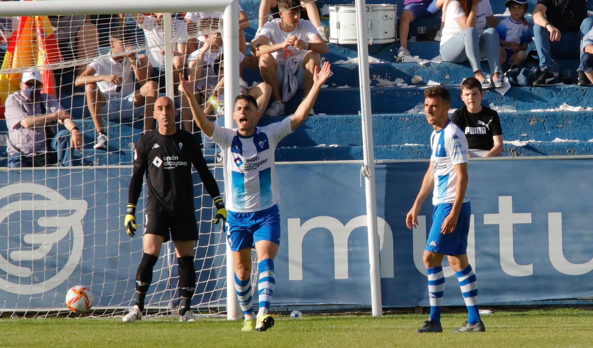 El Alcoyano salva un punto que puede saber a poco (2-2)