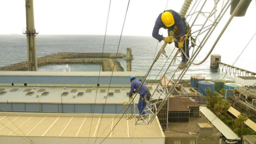 Dos operarios en una de las torres de la  subestación de Jinámar en la entrada a la capital grancanaria. | lp / dlp