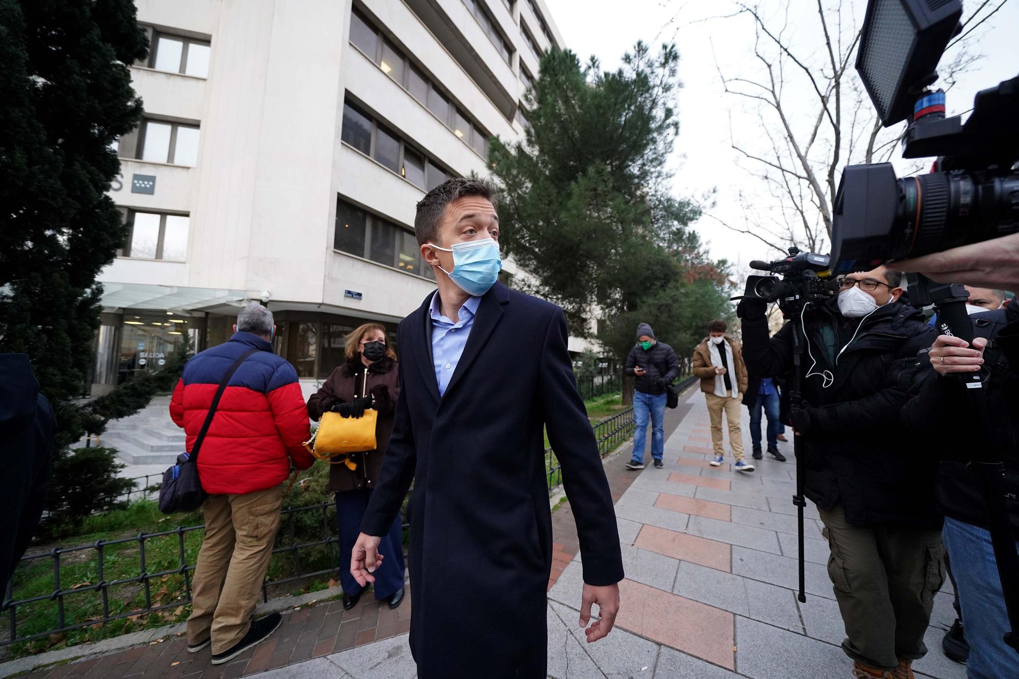 El diputado de Más País Íñigo Errejón a su llegada este martes a los juzgados de Plaza de Castilla de Madrid para asistir a su juicio por un delito leve de maltrato por presuntamente dar una patada a un ciudadano que le pidió una foto en mayo de 2021 en el barrio madrileño de Lavapiés.