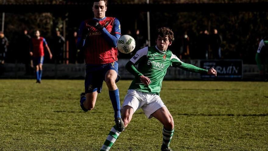 Fassani trata de llevarse el balón ante Bruno, del Llanes.