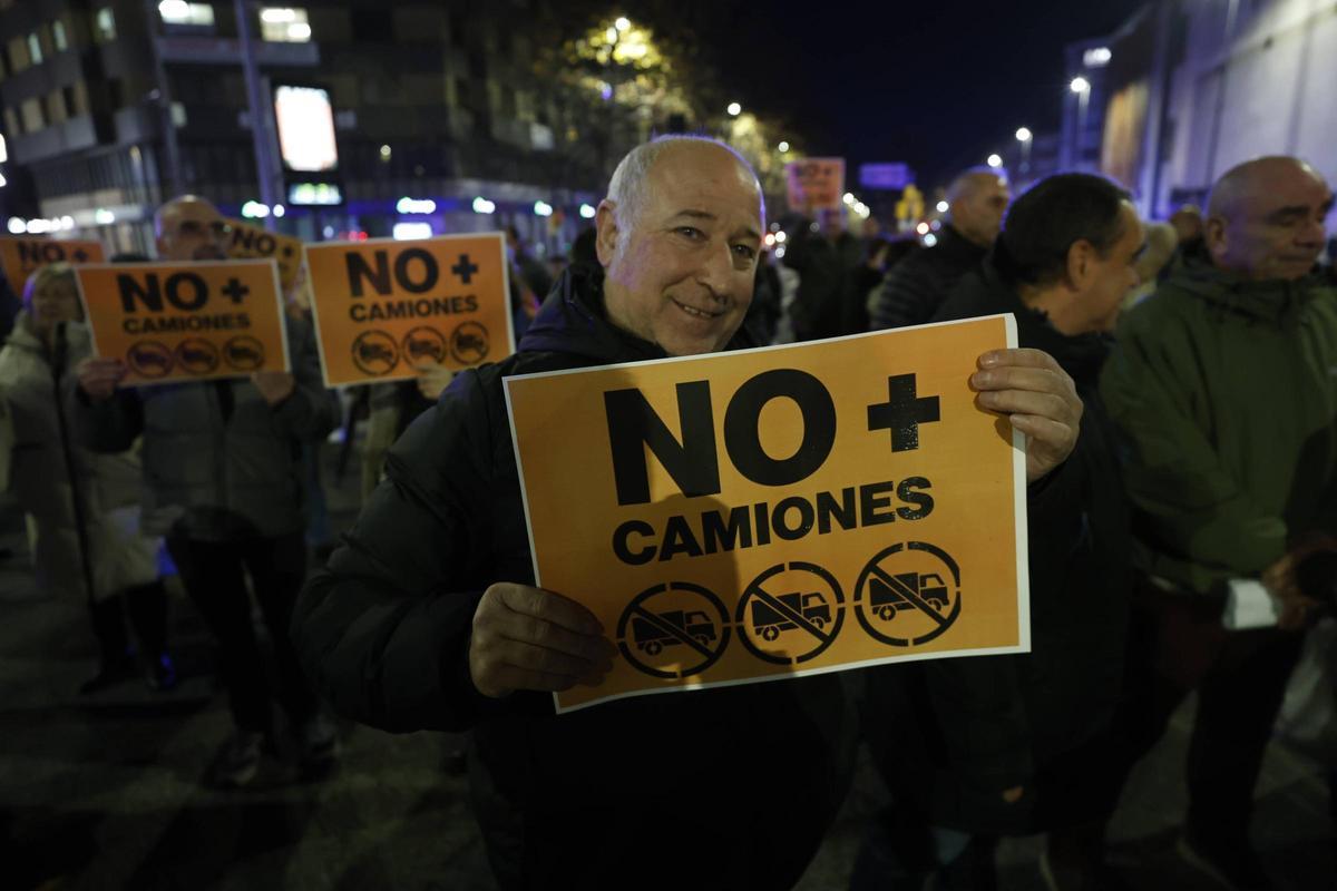 La última manifestación del 2025 contra el tráfico pesado por Príncipe de Asturias, en imágenes