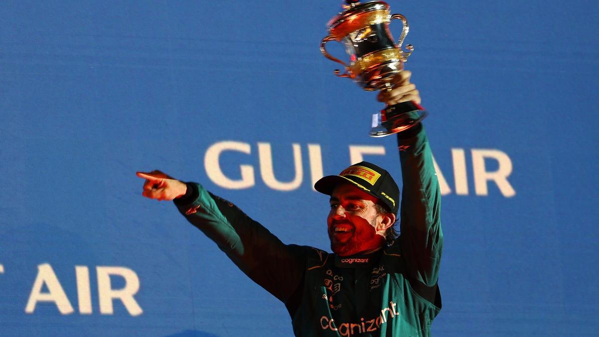 Alonso, con su trofeo de tercer clasificado en Baréin