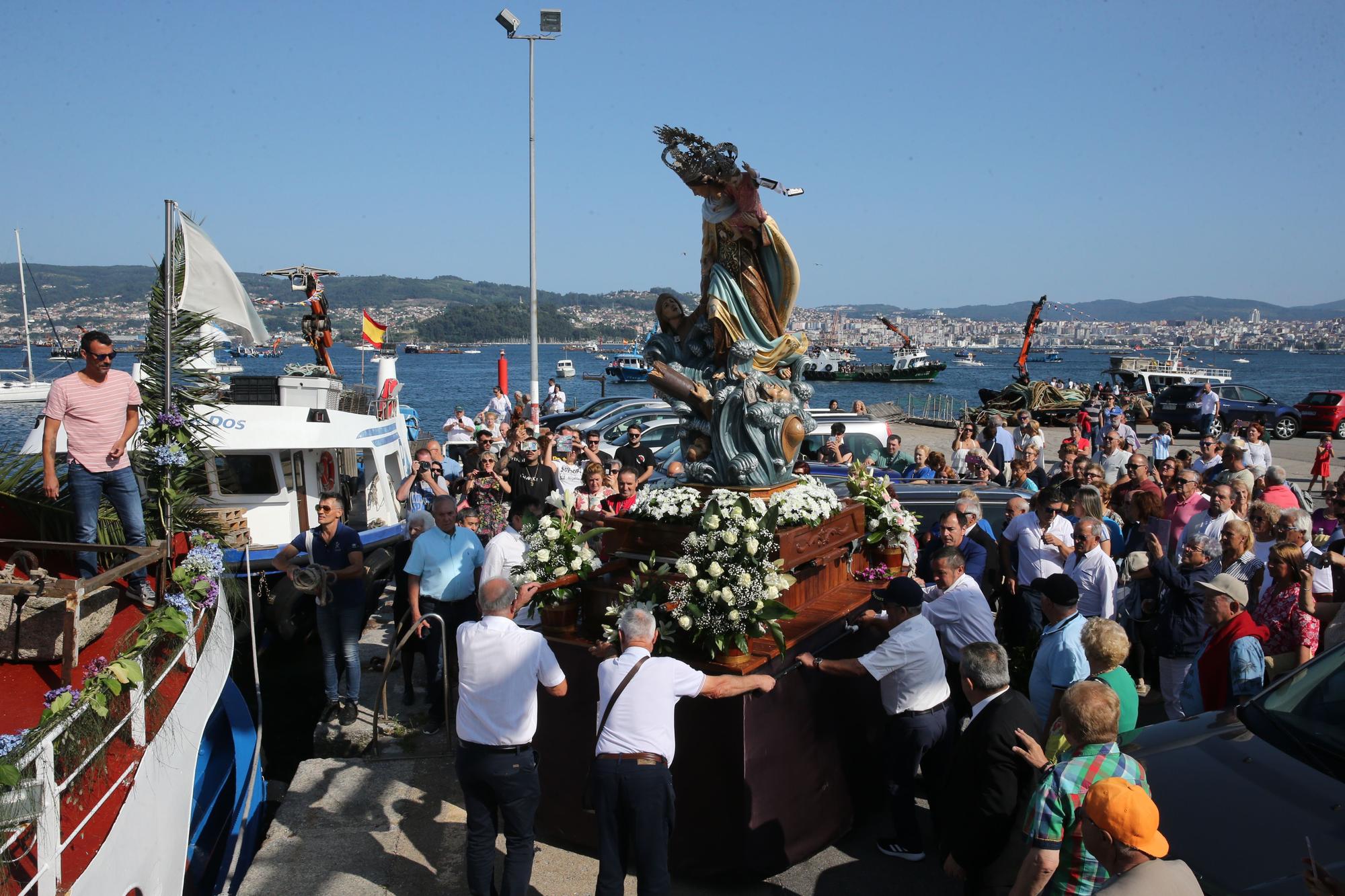 Decenas de barcos en la procesión marítima de Moaña