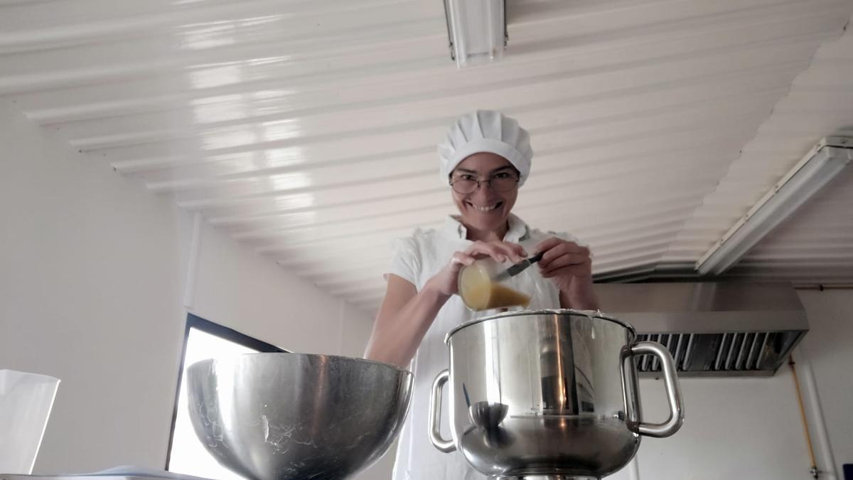 Cristina Prieto con la masa del pan.