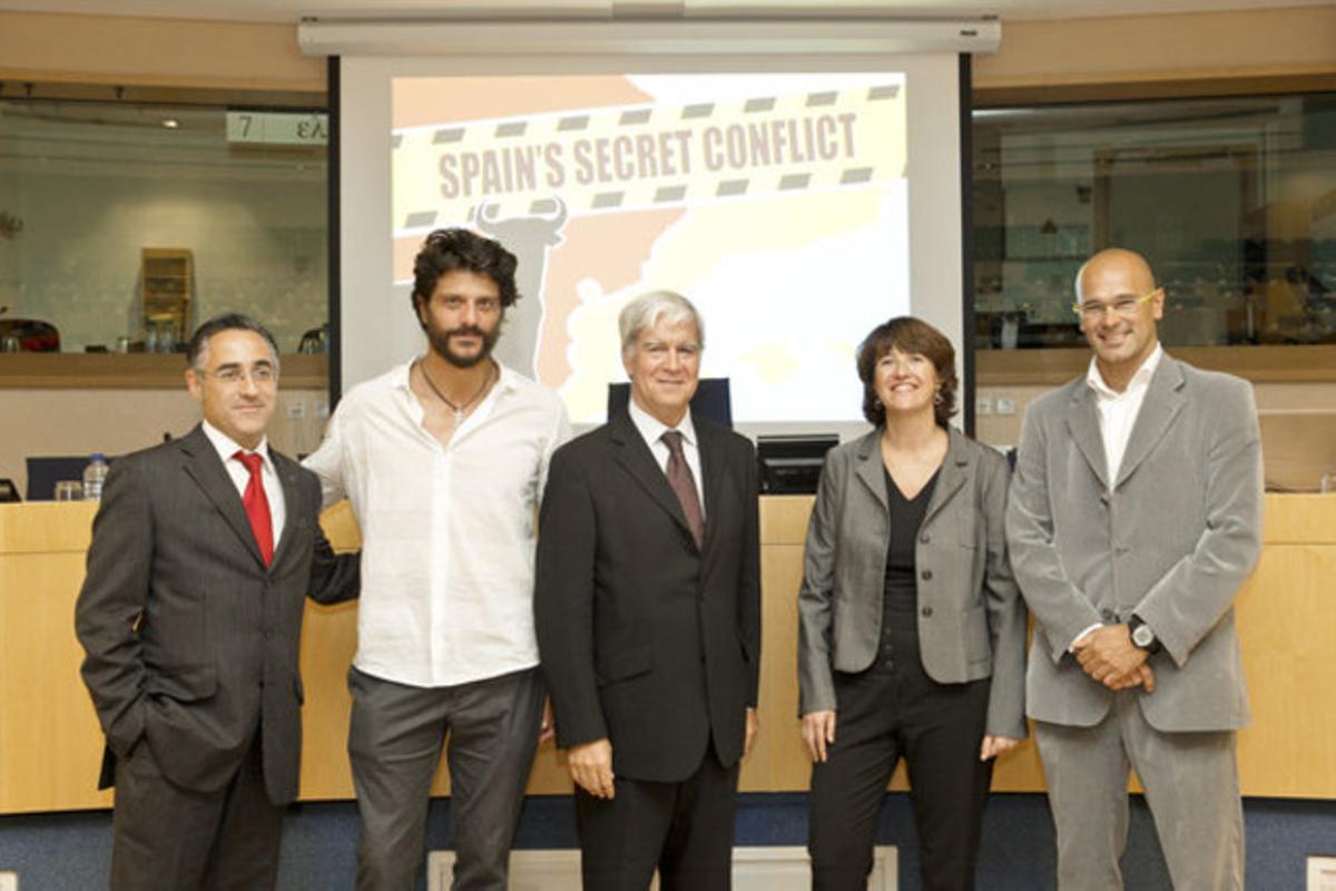 Ramon Tremosa, Joel Joan, Miquel Strubell, Elisenda Paluzie i Raul Romeva, a la presentació del documental al Parlament Europeu.