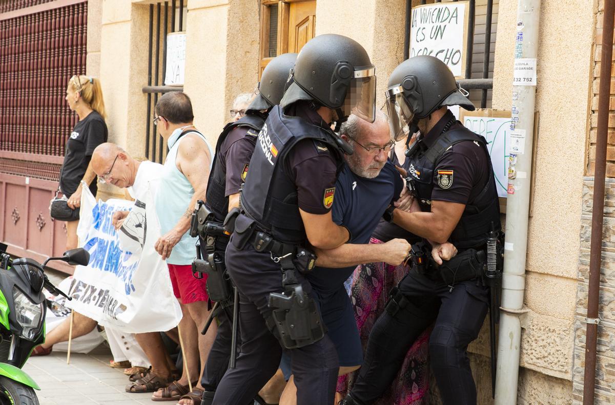 Desahucio con fuerza en el barrio de la Florida en Alicante
