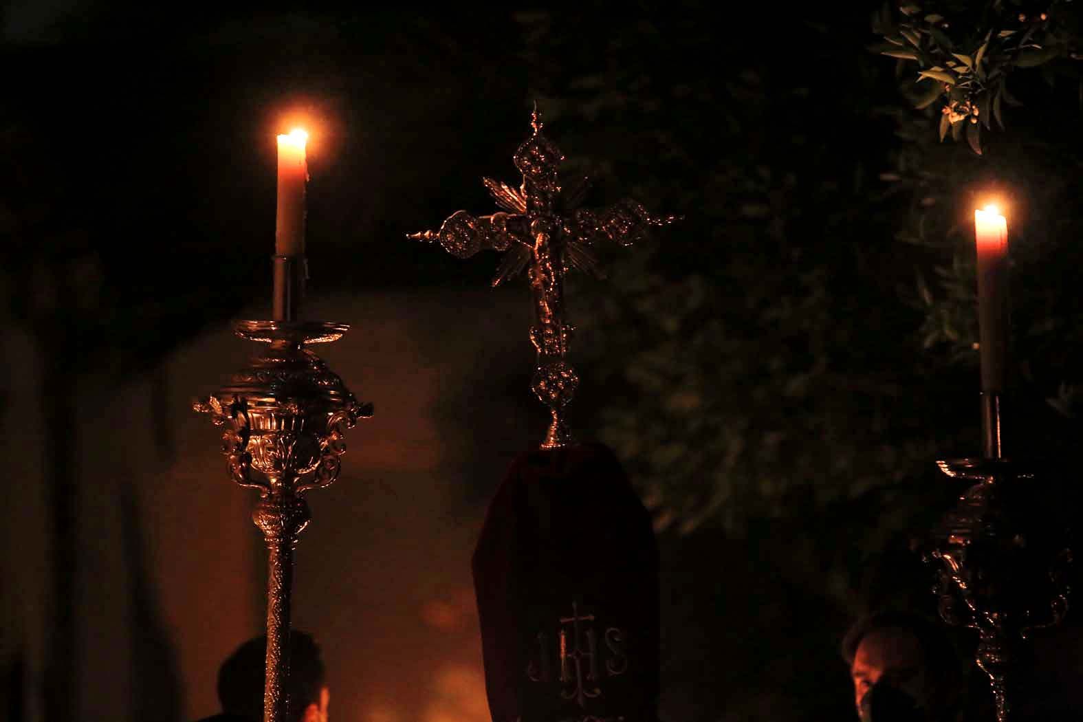 Vía Crucis de Nuestro Padre Jesús de la Humildad y Paciencia por el patio interior del Convento de Capuchinos.