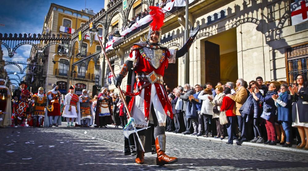 Los representantes de las 28 filaes recorren el centro de la ciudad para anunciar la llegada de los Moros y Cristianos ante miles de personas