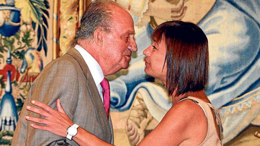 Los tiempos cambian. En la Imagen, la secretaria general de los socialistas de Baleares, Francina Armengol, saludando al Rey, durante una recepción del Monarca a las autoridades civiles celebrada el 6 de agosto del año 2010 en el Palacio de la Almudaina.