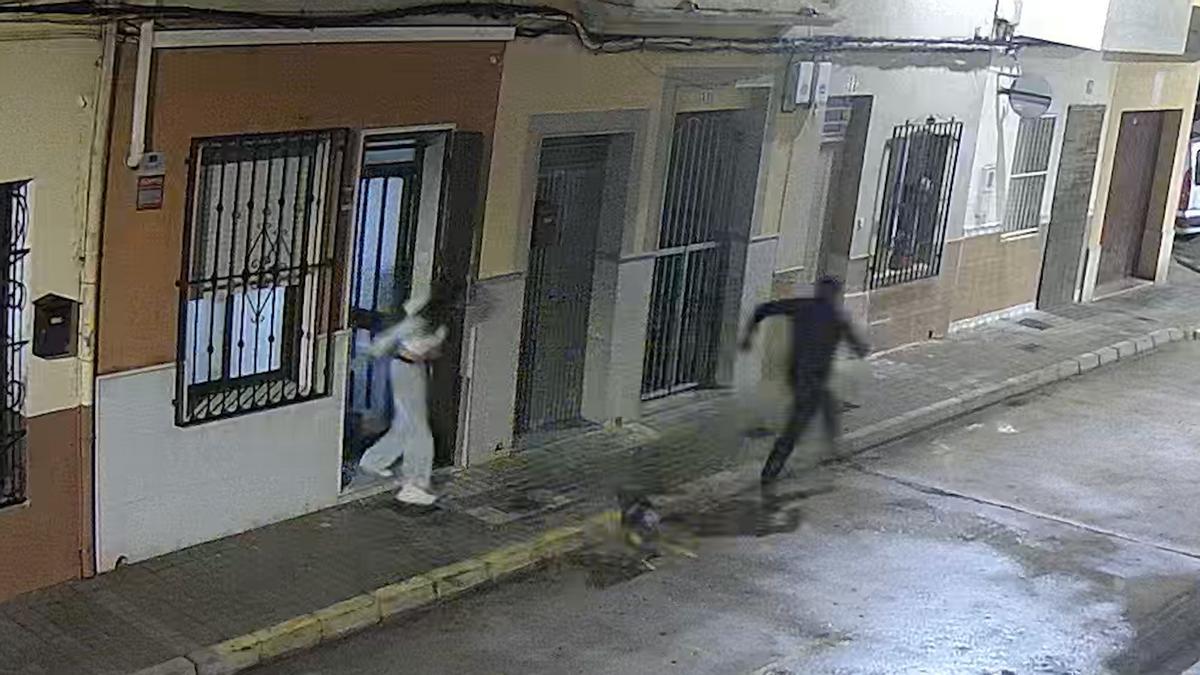 Uno de los detenidos, en el momento en el que emprende la huida.