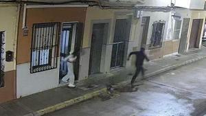 Uno de los detenidos, en el momento en el que emprende la huida.