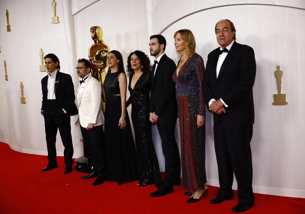 Juan Antonio Bayona y elenco y equipo de La Sociedad de la Nieve