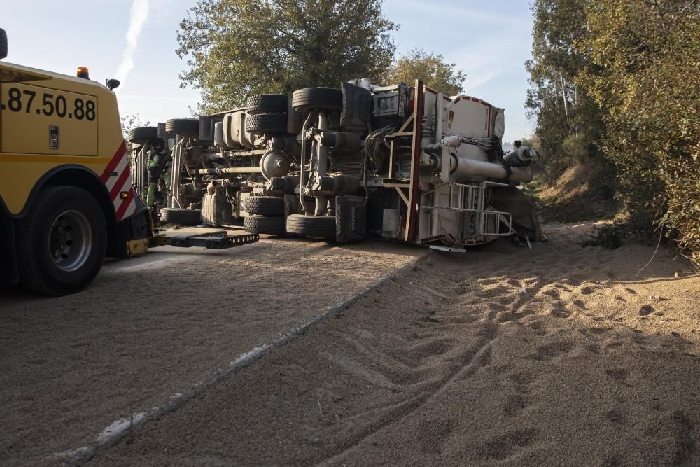 Un camió bolca i perd la càrrega a Massanes