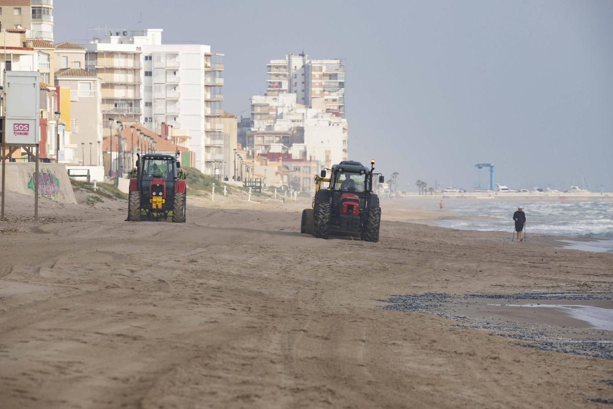 En Sueca, los tractores, esta semana, trabajando para repasar la arena.