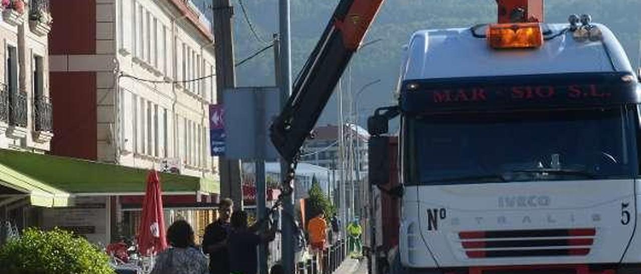 Las farolas de la PO-551 ya son de bajo consumo. // Gonzalo Núñez