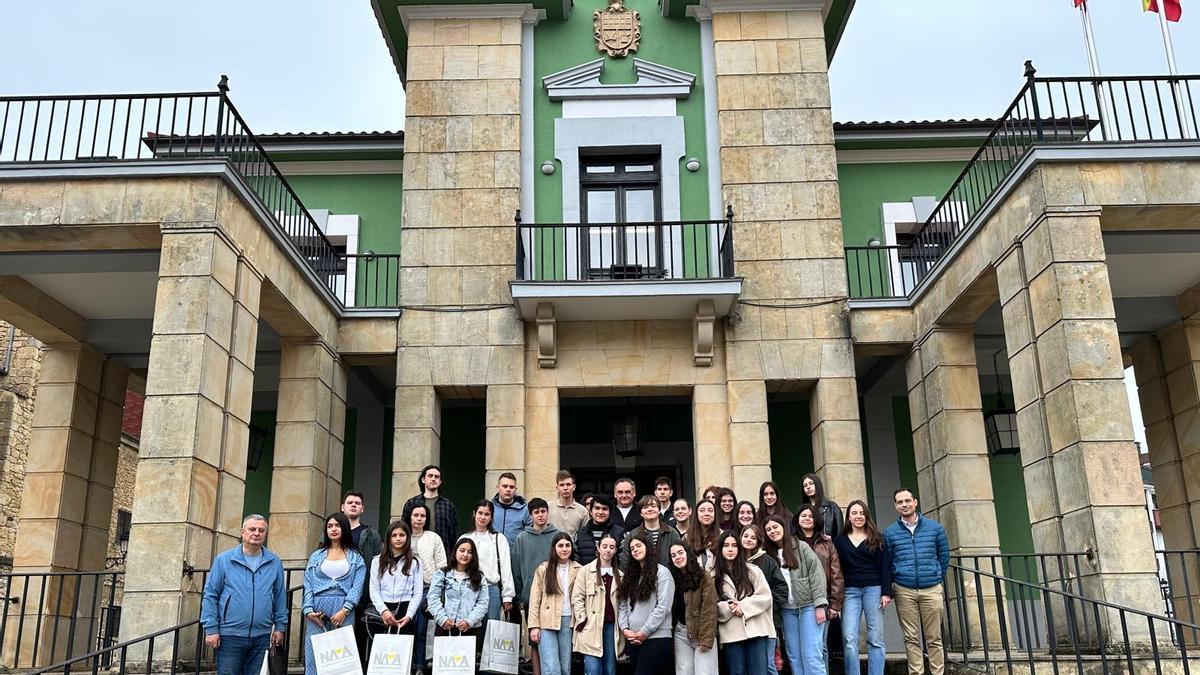 Alumnos, profesores y miembros del gobierno local de Nava, ante el Ayuntamiento