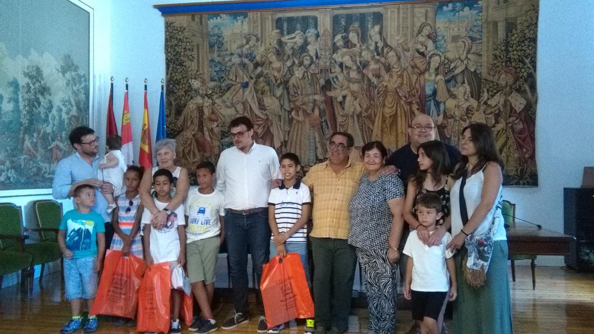 Niños saharauis posan con sus familias de acogida y autoridades en una recepción celebrada en 2017