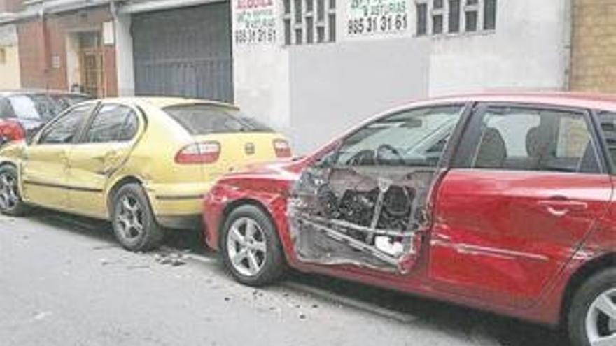 Coches destrozados tras el paso del camión por La Calzada.