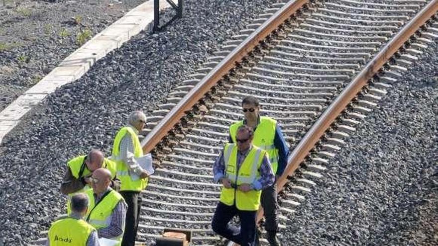 Peritos judiciales inspeccionando el lugar del accidente.  // Xoán Álvarez