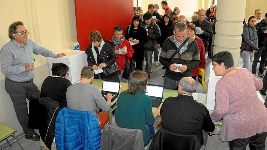 Cues per votar al Lluís de Peguera en la consulta del dia 9 de novembre