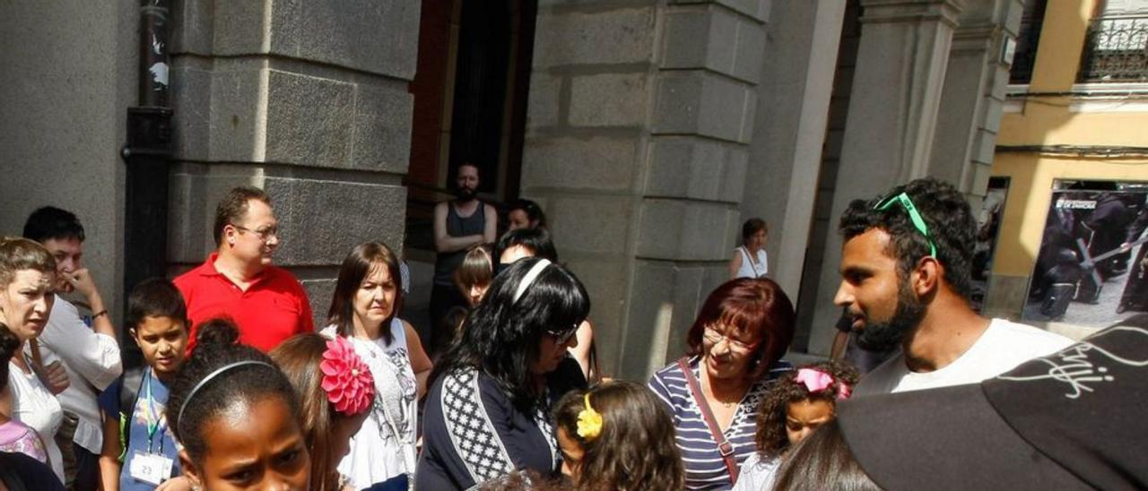 Niños y niñas saharauis se despiden al pie del Ayuntamiento de la capital tras su acogida en Zamora durante el verano. | J. F.
