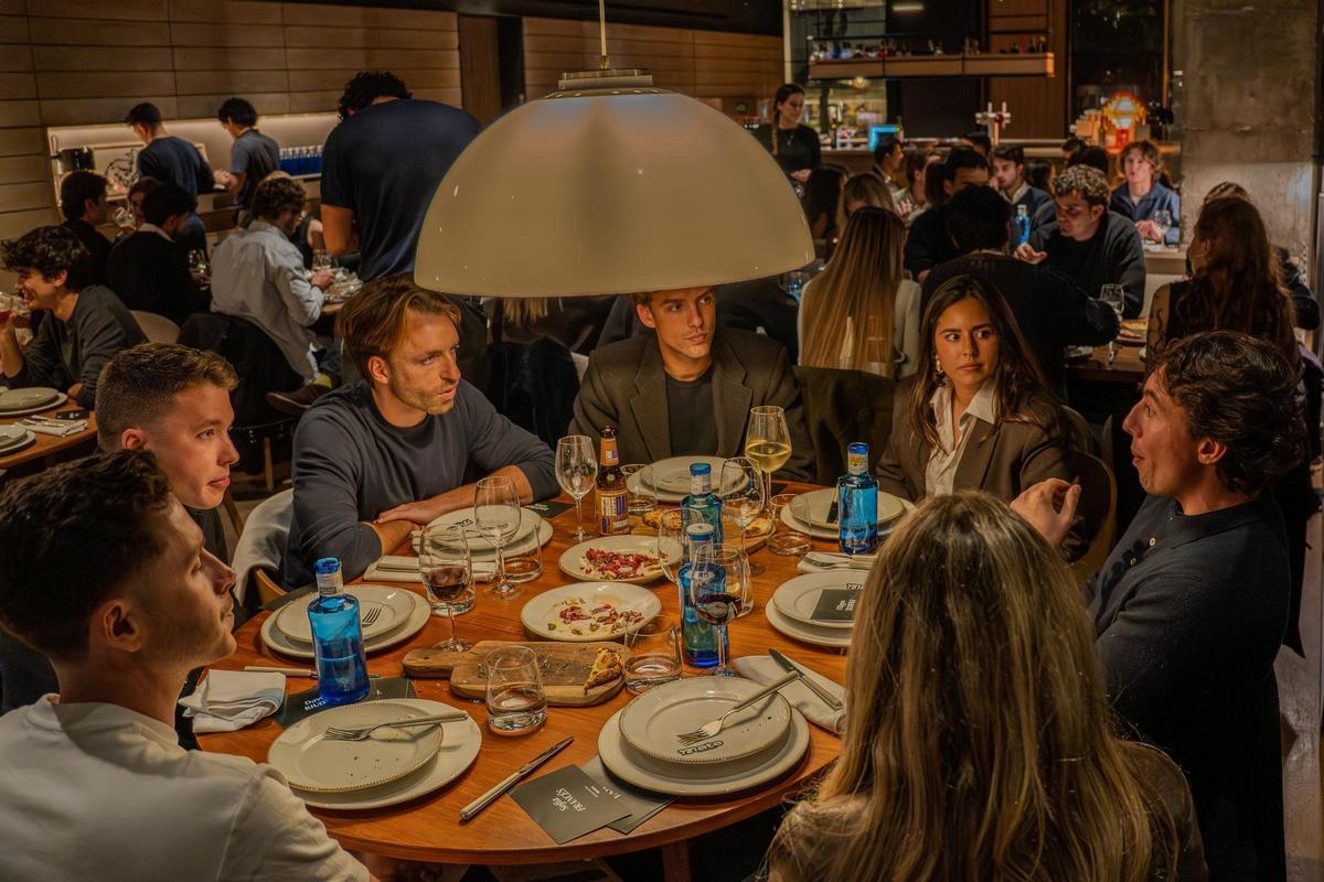 Cena de desconocidos organizada por Mate.