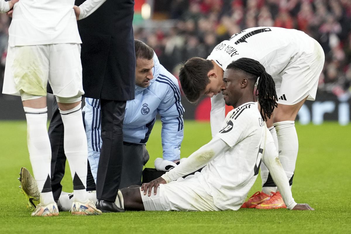 Eduardo Camavinga, tras lesionarse ante el Liverpool.