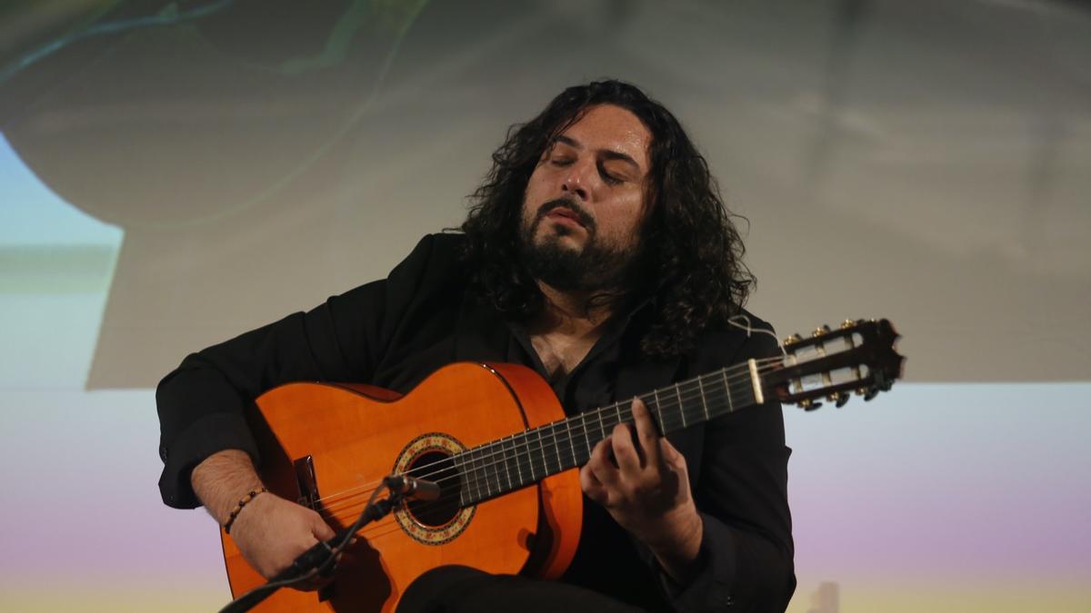 Niño Seve interpreta una taranta en el Círculo de la Amistad durante la entrega de los Premios de Turismo de CÓRDOBA.