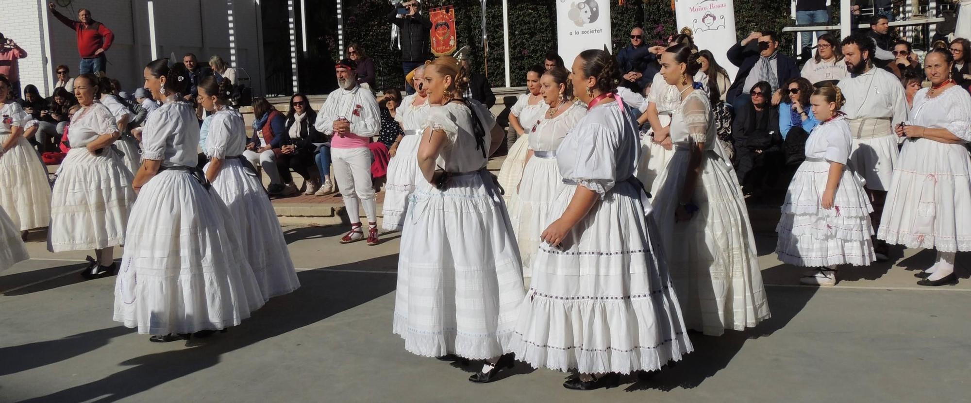 Así fue la espectacular "dansà" en ropa interior de la falla Mont de Pietat