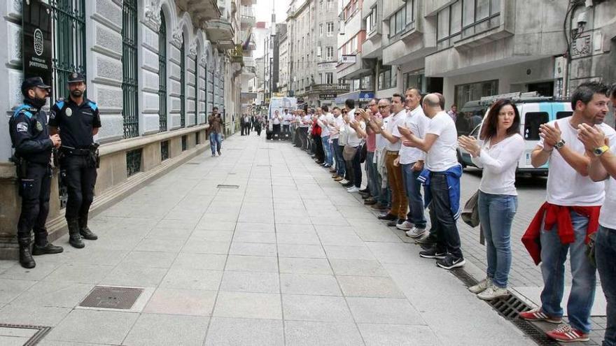 Los agentes municipales formaron una cadena humana ante el Concello vestidos con camisa blanca. // Rafa Vázquez
