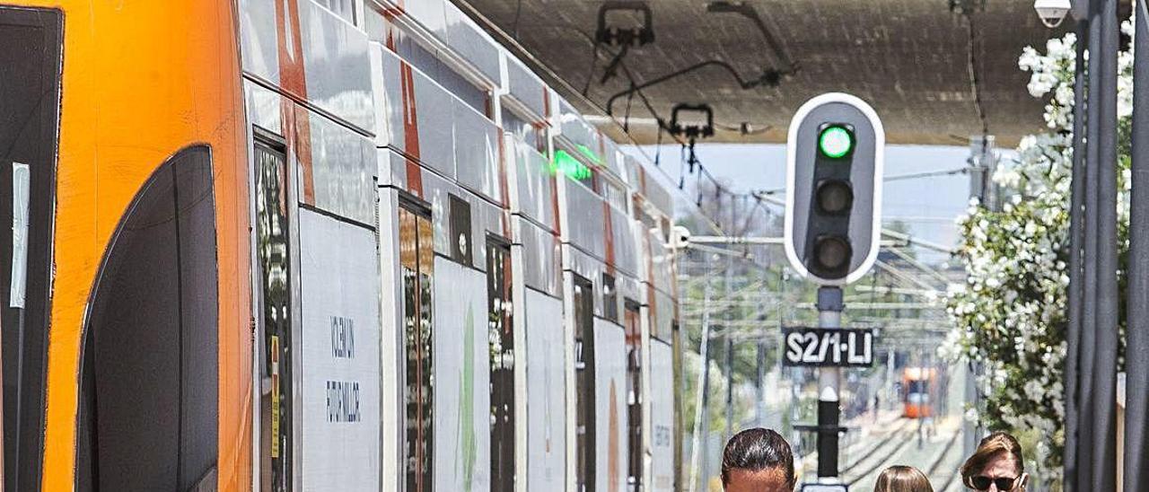 Pasajeros del TRAM, tras bajar del tranvía en una estación.