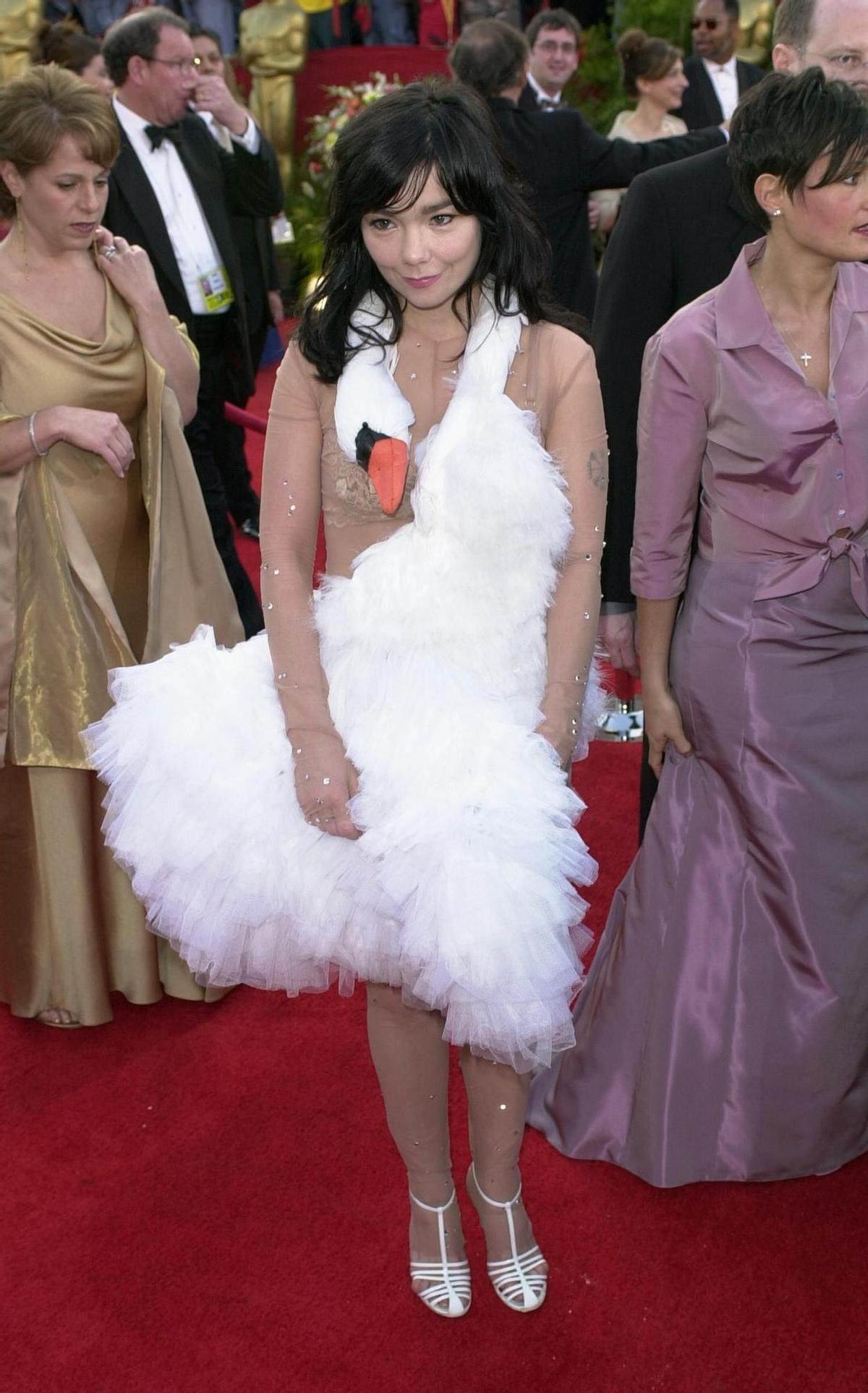 Björk, con un vestido a modo de cisne.