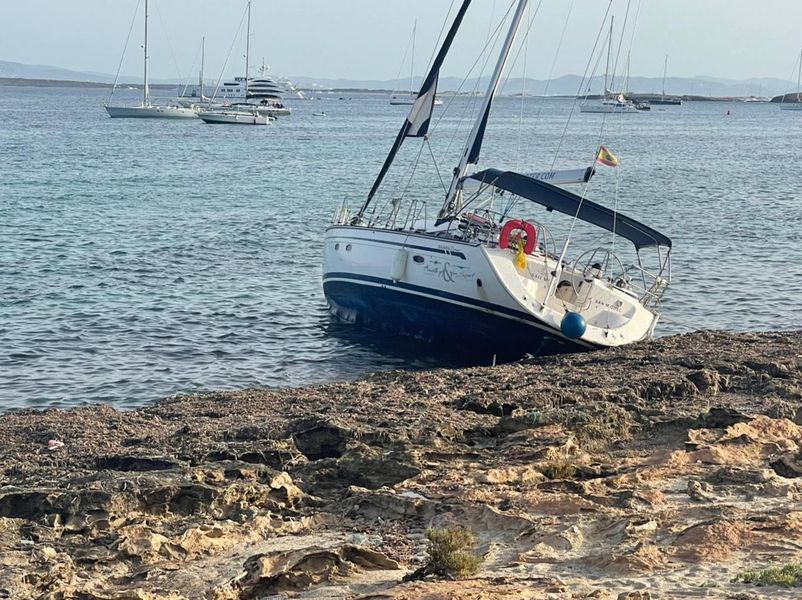 Intensa jornada con barcos varados, hundidos y árboles caídos por el viento en Ibiza y Formentera