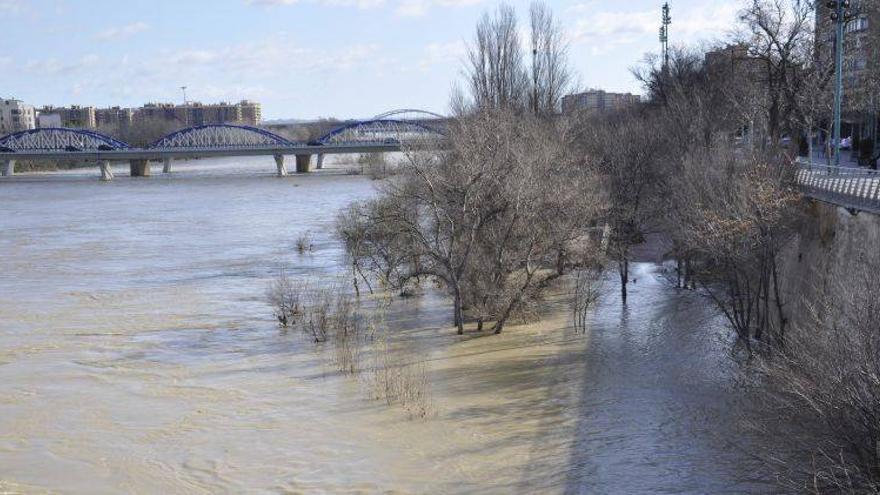 El Ebro pierde el agua de la riada por la falta de regulación de la cuenca