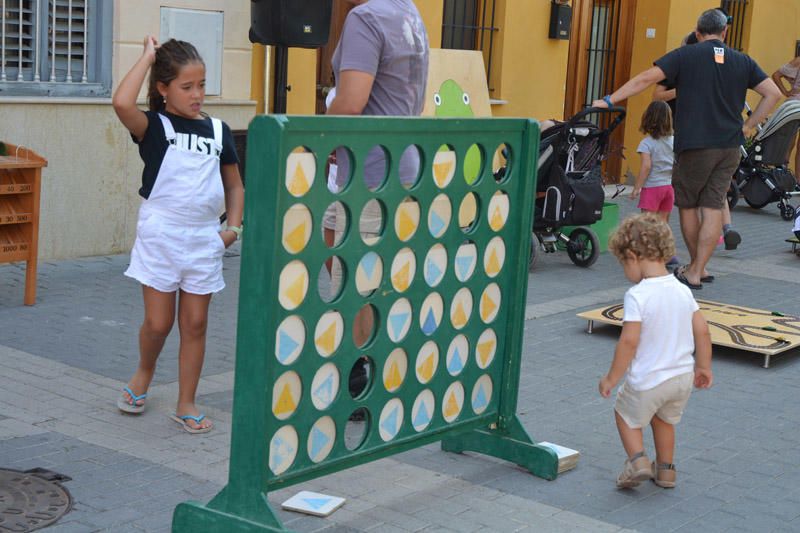 Niños y niñas disfrutaron de los juegos en la Plaça de San Sebastià de Rocafort