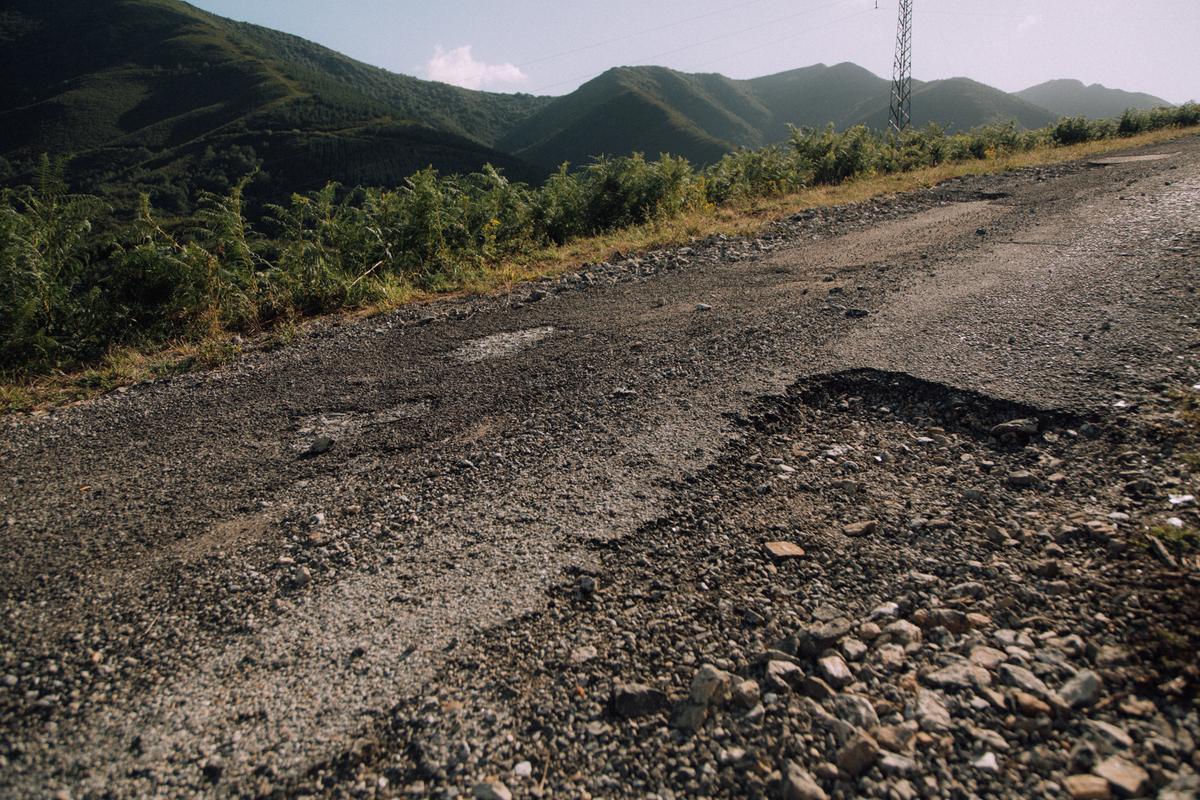 Vista del mal estado de la carretera de Barjas a Quintela. 
