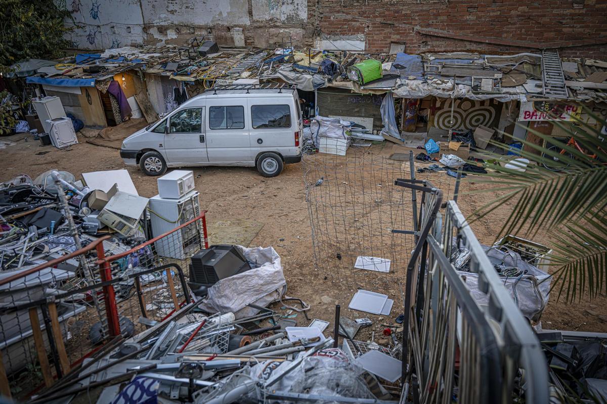 Familias gitano-rumanas que malviven en Vallcarca se dedican a la chatarra