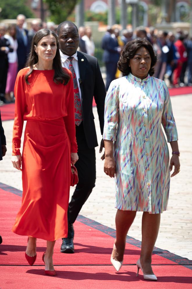 El look de la reina Letizia, con vestido rojo de Massimo Dutti, en Angola