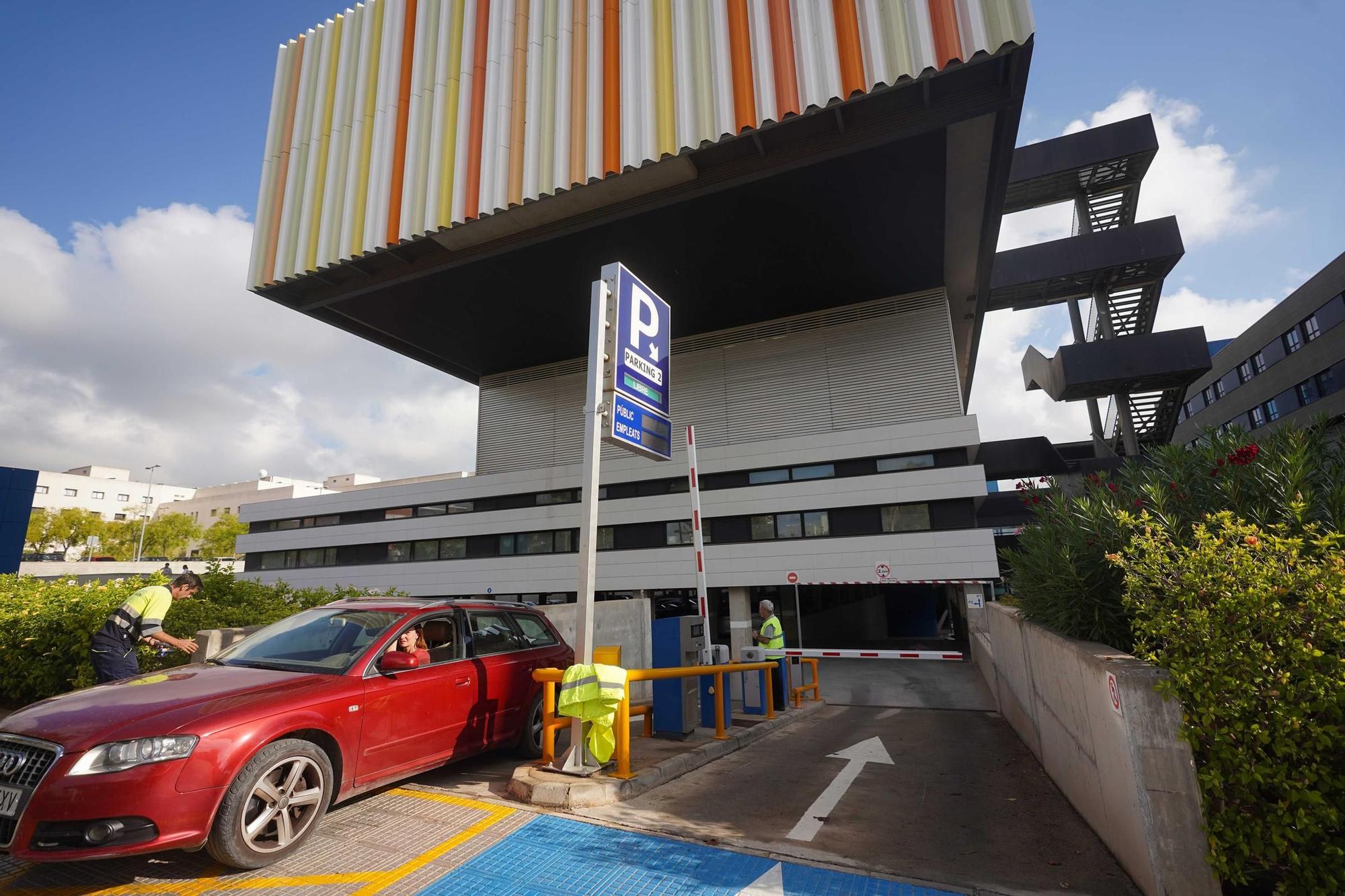 Mira aquí las imágenes del primer día del parking de Can Misses con la barrera bajada